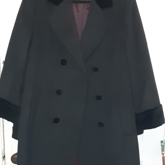 A Liz Claiborne Classic /Selling for a dear friend - Picture 4 of 8